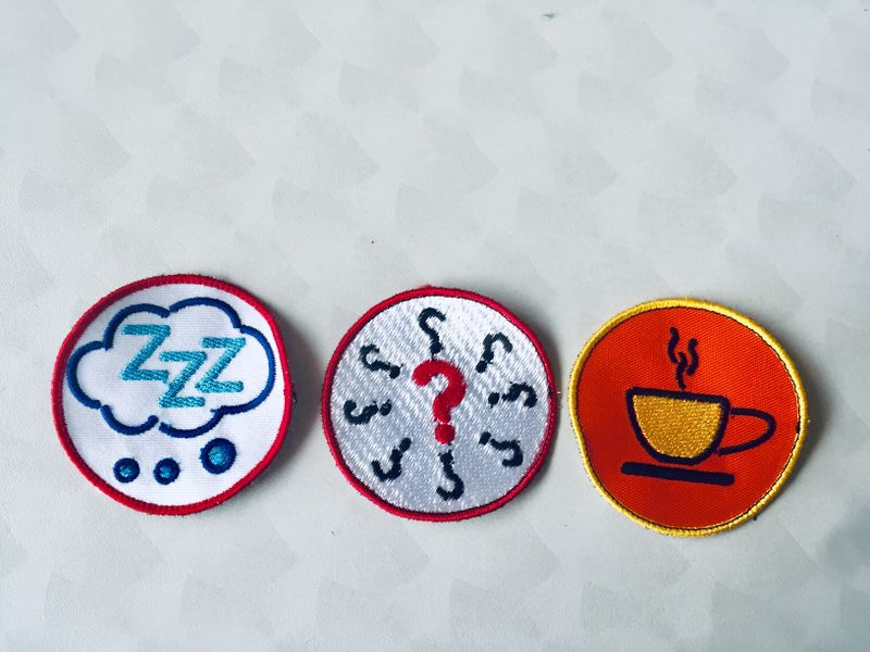 Fichier:Badges broderie Production Rosaria.jpg