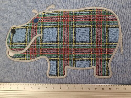 Hippo tartan "stewart" (A57 B4 K8 Y4 K4 A4 K4 G8 R6 K4 R4 A2). 17 cm (2e essai)