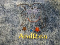 L'avatar d'Andréa brodé sur son gilet