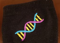 DNA brodé sur une chaussette en coton élastique