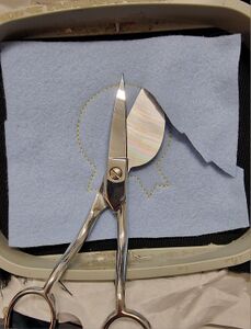 Découper le long de la ligne de fixation avec des ciseaux "Pélican"