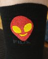 Alien brodé sur une chaussette en coton élastique, portée