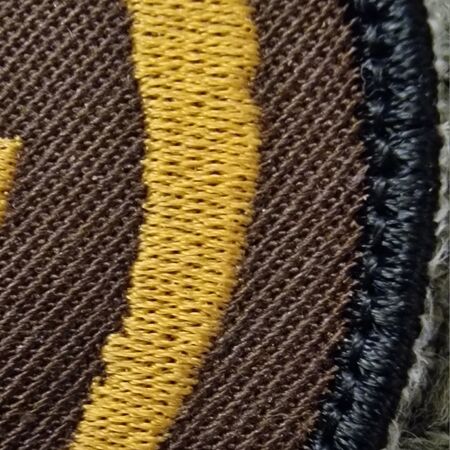 Détails de la marque jaune brodé en tatami avec un fil 75