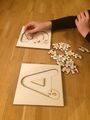 L'enfant a mélangé les lettres pour augmenter la difficulté du jeu