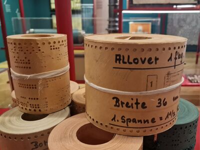 Bande perforée pour programmer une brodeuse