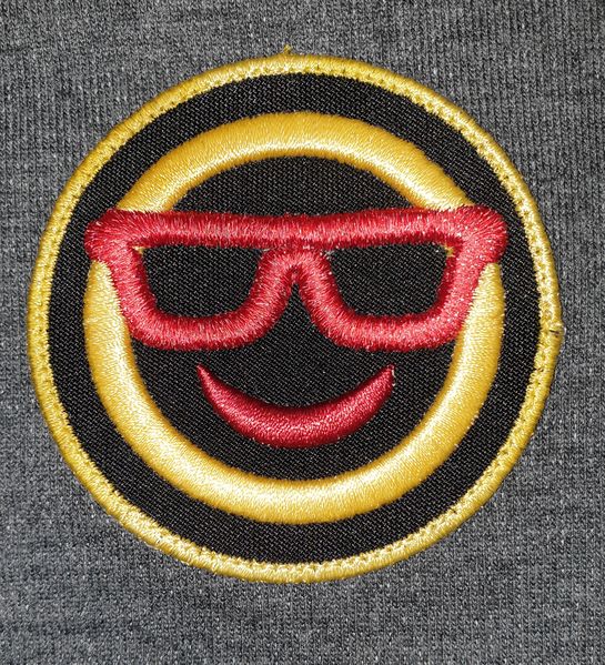 Fichier:Smiling-face-with-sunglasses-patch-1.jpg