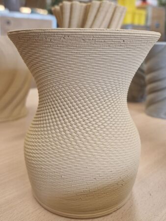 Divers objets 3D en argile imprimés au FacLab UniGE
