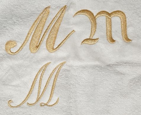 Monograms according to the rules: Solvable stabilizer in front, tear-off self-adhesive behind and metal needle.