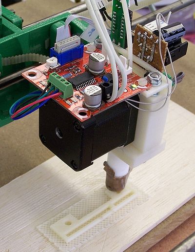 https://edutechwiki.unige.ch/mediawiki/images/thumb/3/35/Reprap-v2extruder.jpg/400px-Reprap-v2extruder.jpg